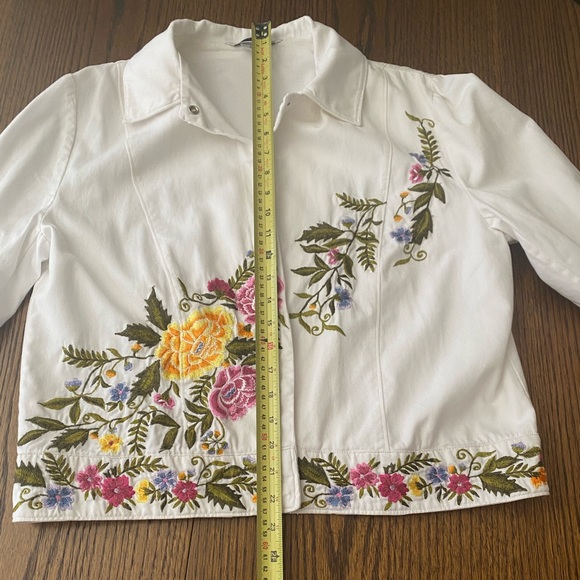 VINTAGE 100% COTTON WHITE FLORAL EMBROIDERED, LINED JACKET. - Picture 14 of 15